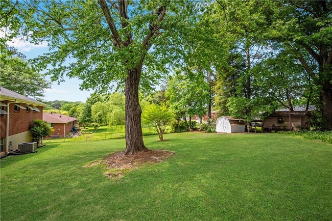 Building Photo - 718 Birchwood Ln SW