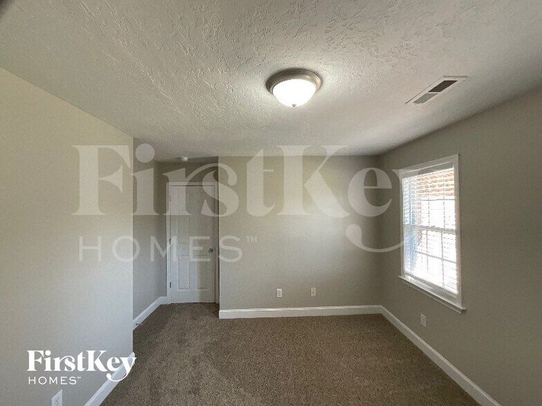 Building Photo - 113 Longwood Dr