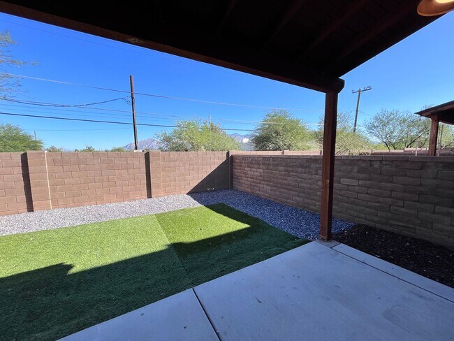 Building Photo - Central- FURNISHED 4 bedroom/ 3 bathroom h...
