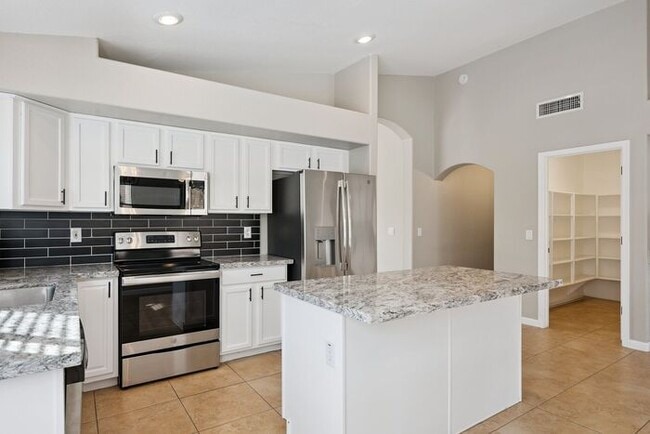 Building Photo - Very nice single level home with 4 bedrooms and 2 baths!