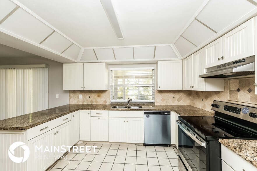 Building Photo - 2425 Woodland Cir