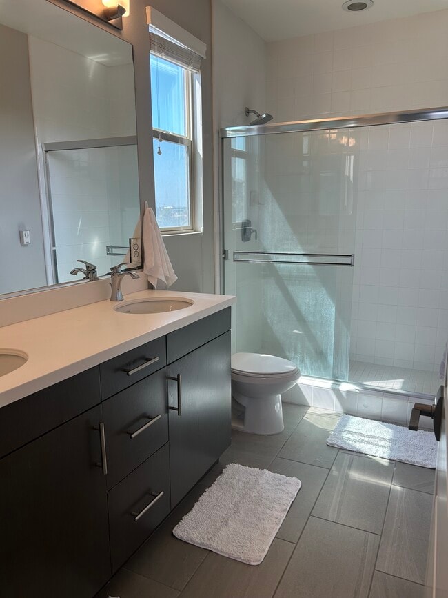 Private Bath with dual vanities - 5256 Pacific Ter