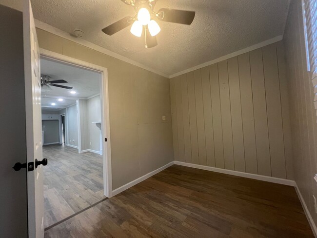 Building Photo - *Just reduced & Move-in ready! **$395 move...