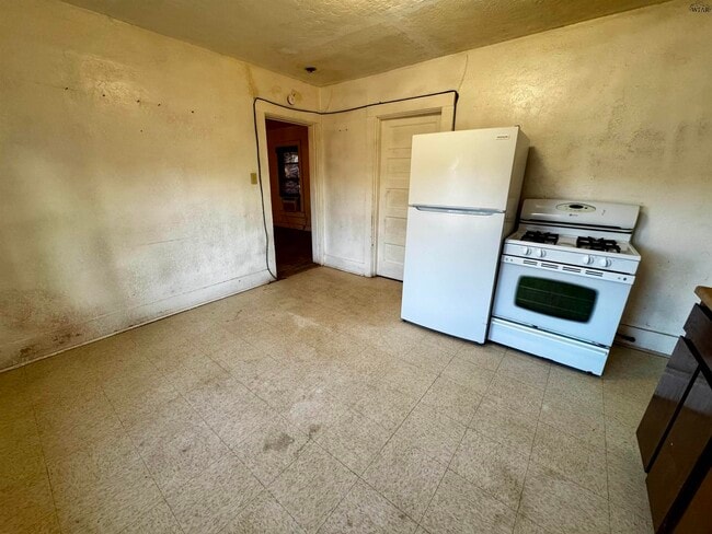 Building Photo - 512 N Lamar St