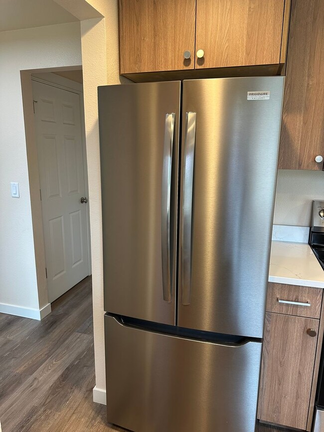 Building Photo - Beautifully updated 3 bedroom 1.5 bath dup...