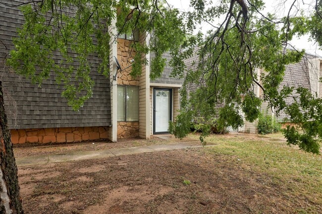 Building Photo - Cute Townhouse in the Heart of Norman, just minutes from OU!