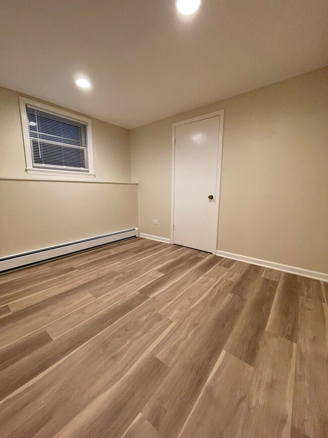 Building Photo - 6125 W Rosedale Ave