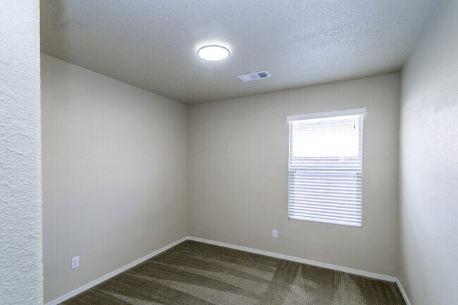 Building Photo - 9005 Rio Galisteo Pl NW