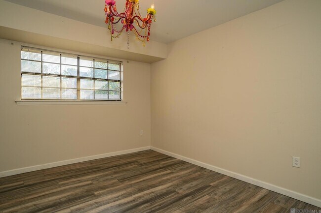 Building Photo - 3736 Sessions Dr