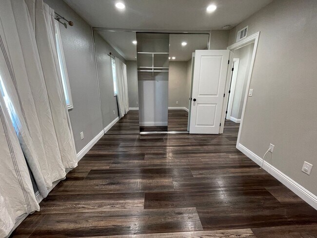 Building Photo - 3 Bedroom 2 Bathroom Home in Huntington Beach with Air Conditioning