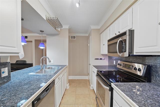 Building Photo - 5934 Sandhurst Ln