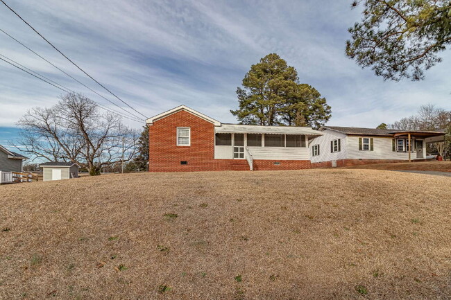 Building Photo - Newly Renovated Brick Ranch! Convenient Goldsboro location close to US Hwy 117/US Hwy 70!