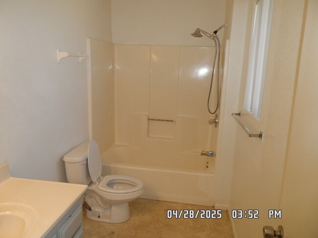 Building Photo - 3 Bedrooms, 2 Bathroom, Large Fully Fenced...