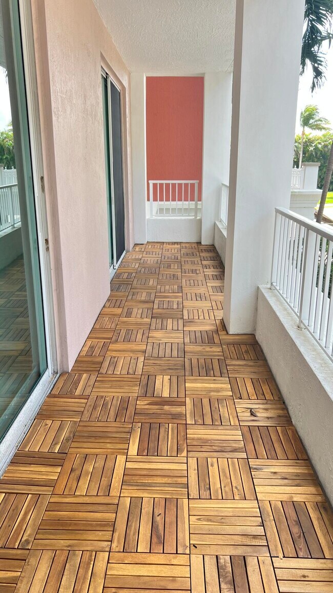 Building Photo - 806 E Windward Way