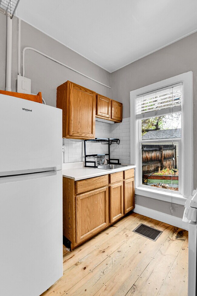 Building Photo - $1,570.00 - 1 Bed,1 Bath, Multiplex in Den...