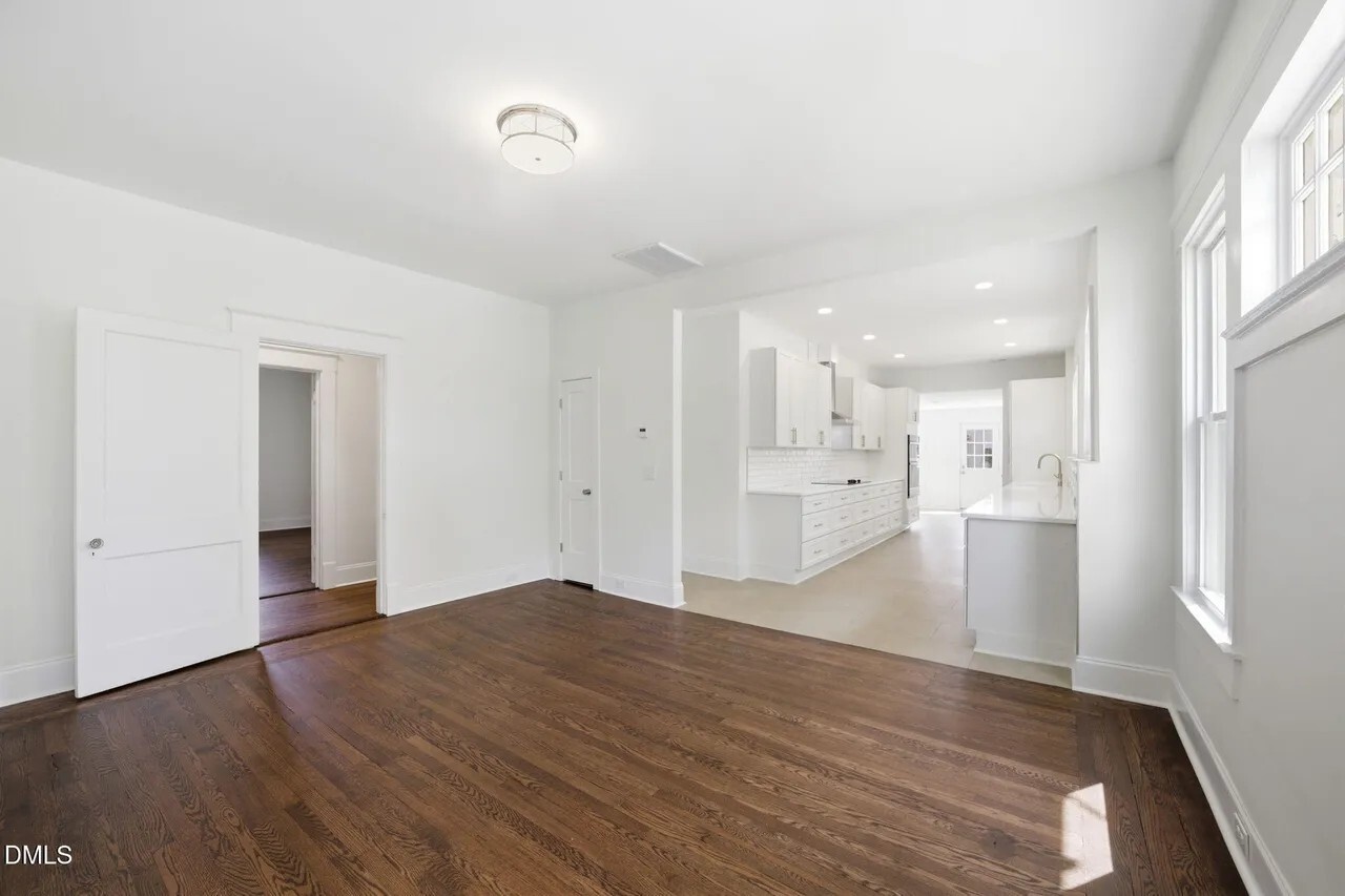 Building Photo - 611 W Pearsall St