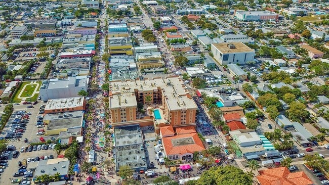 Building Photo - 511 Lucerne Ave