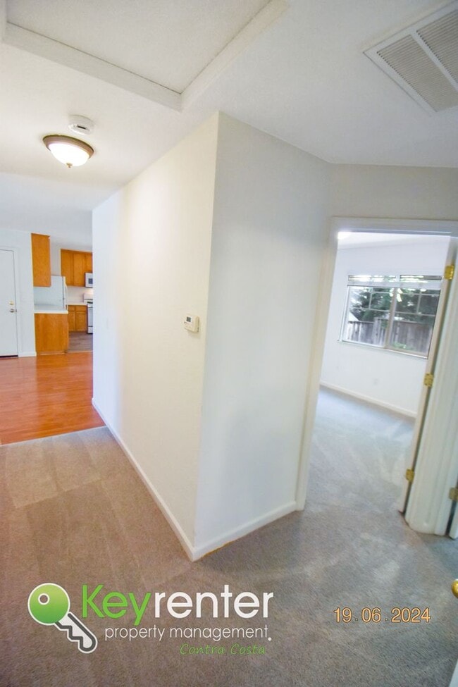 Building Photo - Charming 3 bed 2 bath home with spacious b...