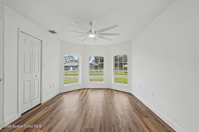 Building Photo - 998 Haas Ave NE