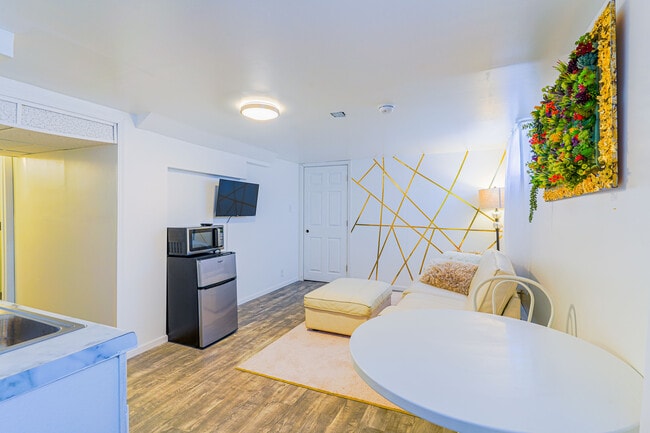 Building Photo - 393 Geranium Ave E