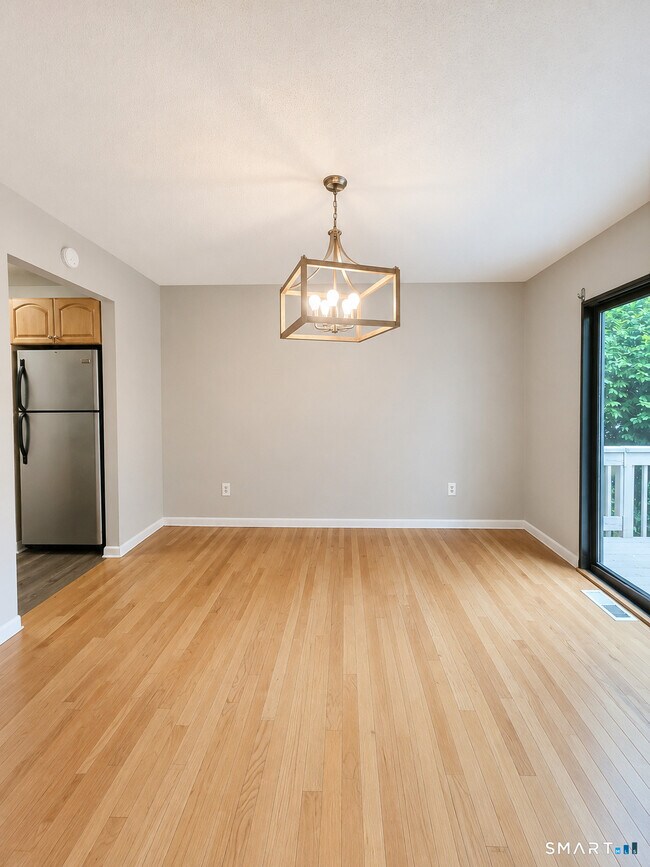 Building Photo - 12 Greenbriar Dr