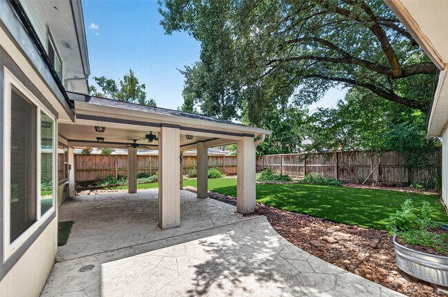 Building Photo - 811 Thicket Ln