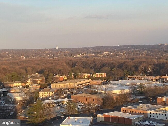 Building Photo - 5750 Bou Ave