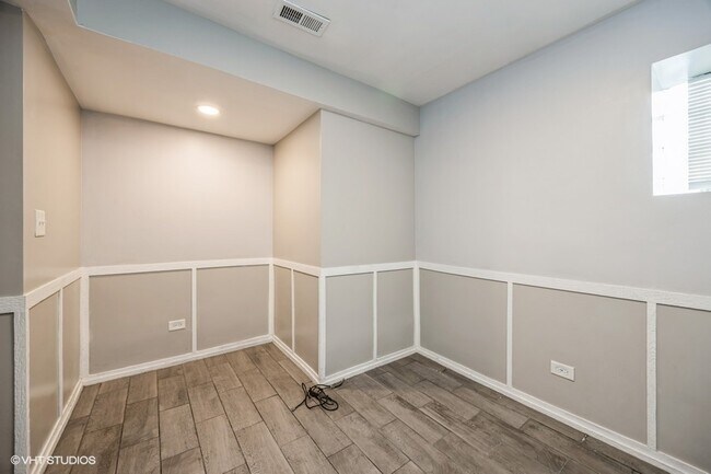 Building Photo - 1422 S Avers Ave