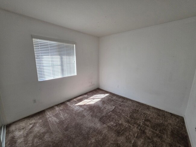 Building Photo - Five Bedrooms Three Baths in Murrieta