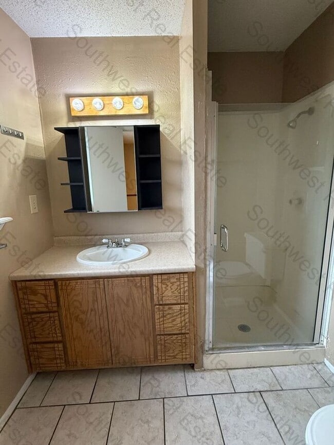 Building Photo - Spacious 3 bedrooms 2 bath family home