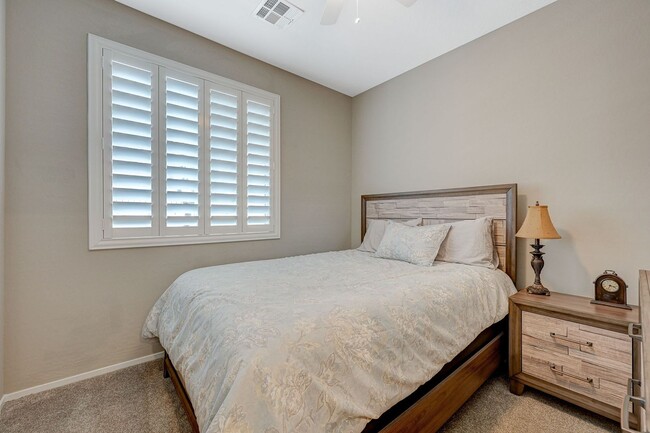 Building Photo - Modern 3 Bedroom Townhouse near Blue Diamond