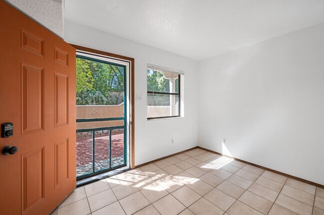 Building Photo - NEW MOVE-IN SPECIAL! Snug Hillside Ave. Ap...