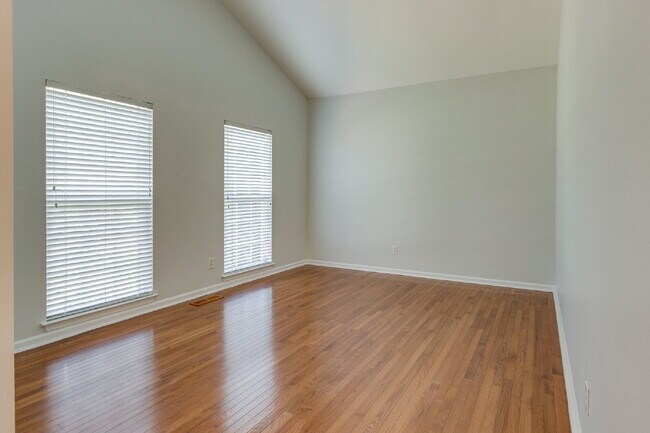 Building Photo - Luxury, Location, and Lifestyle on Rolling...