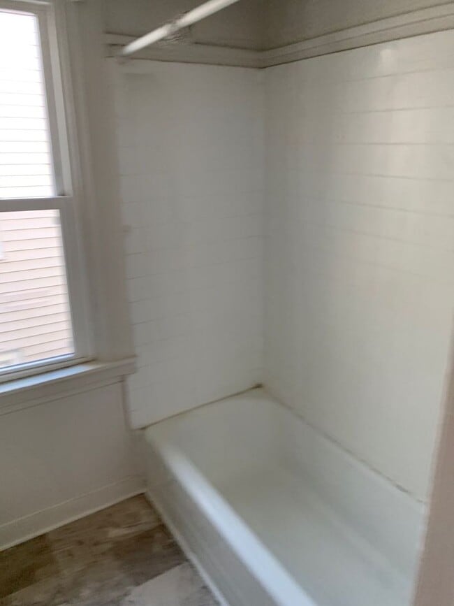 Building Photo - Spacious 2 Bedroom, 1 Bathroom with Bonus ...