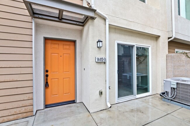 Building Photo - Gorgeous Tri-Level Townhome with Attached ...