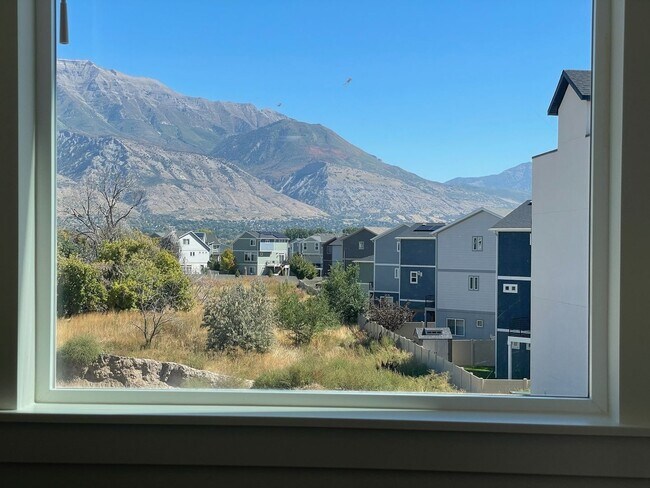 Building Photo - Beautiful Townhome 4 bd & 3.5 bath in American Fork