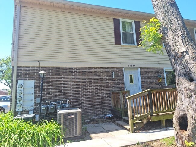 Building Photo - Brick 2 bedroom condo near the water