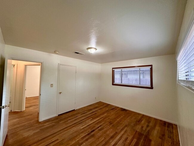 Building Photo - 3 BEDROOM 2 BATH HOME IN SOUTH REDDING