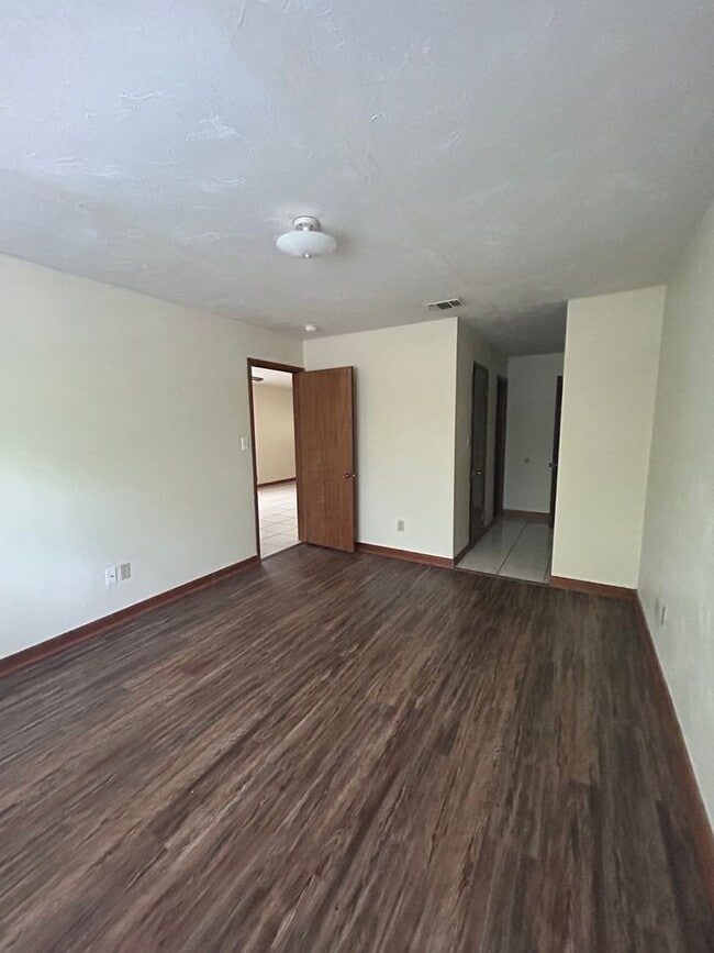 Building Photo - Large 2/2 flat, walking distance to Capita...