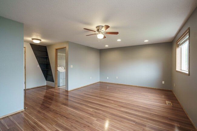 Building Photo - 3 Bedroom 2.5 Bath with workshop and fence...