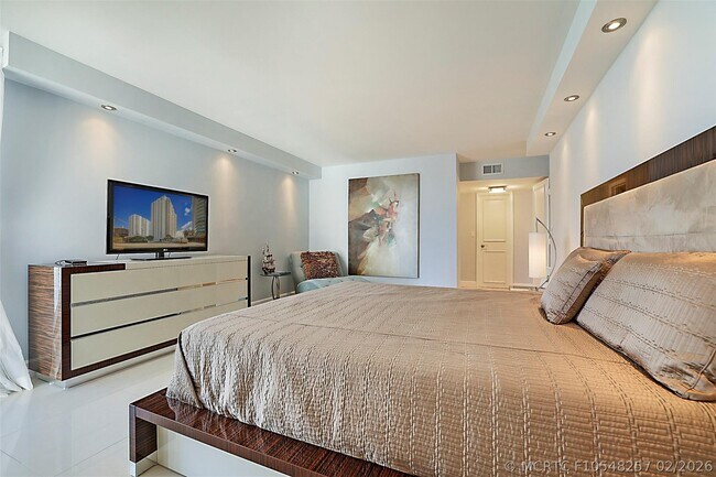 Building Photo - 1370 S Ocean Blvd