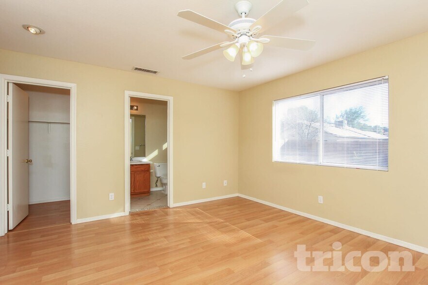 Building Photo - 4127 W Solar Dr