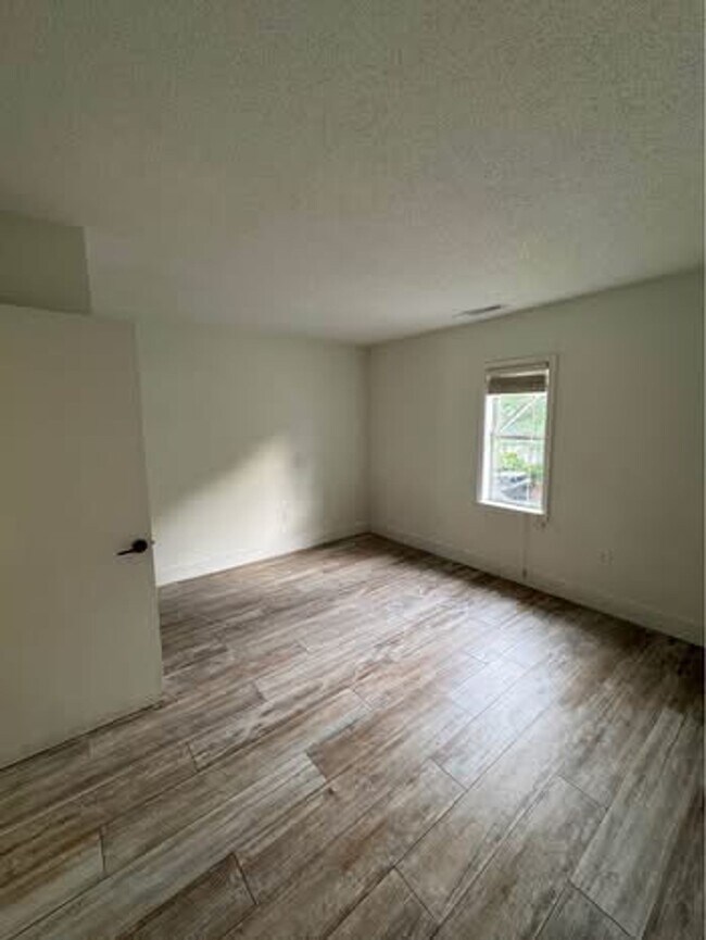 Building Photo - Large One Bedroom Across from the Beach in...
