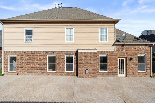 Building Photo - 12123 Brooks River Dr