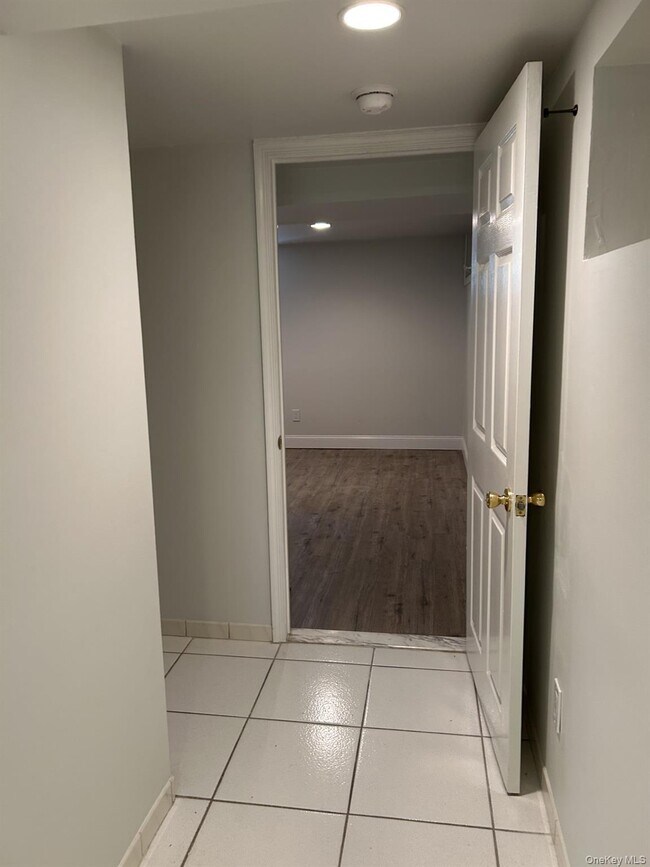 Building Photo - 15 Maple St