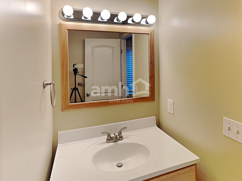 Building Photo - 169 E 2400 S