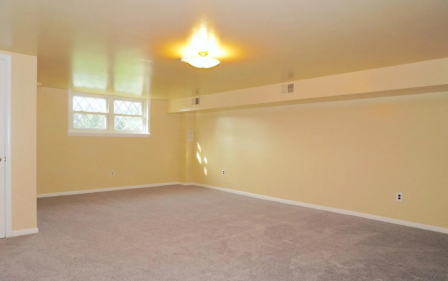 Building Photo - 945 Elm Rd