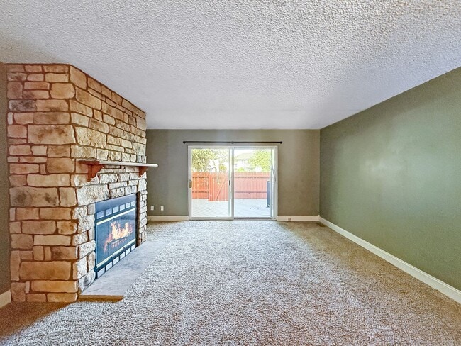 Building Photo - $0 DEPOSIT OPTION. CHARMING TWO-STORY TOWN...