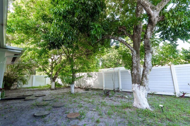 Building Photo - 740 Ridgewood Ln