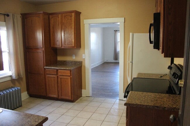 Building Photo - LARGE 3 bedroom in Old Broadmoor